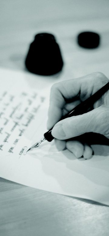 字体库 App 字体详情页界面，展示字体名称、预览文字、授权信息和收藏按钮，布局紧凑清晰